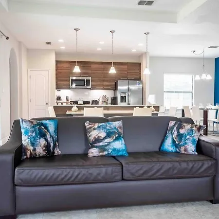 Spacious 6Bdrm Villa Near All The Attractions!!